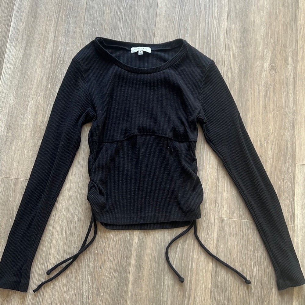 Black top with scrunches